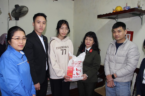 Công đoàn cơ sở Ban Chuyên đề An ninh Hải Phòng: Trao quà Tết tặng người dân có hoàn cảnh khó khăn